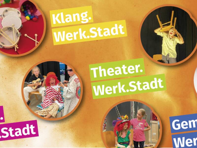 Eine bunte Sammlung von Kunstmaterialien und -gegenständen, einschließlich Pinsel, Töpferschale, Maske und einer Leinwand mit der Aufschrift "Kulturwerkstadt".